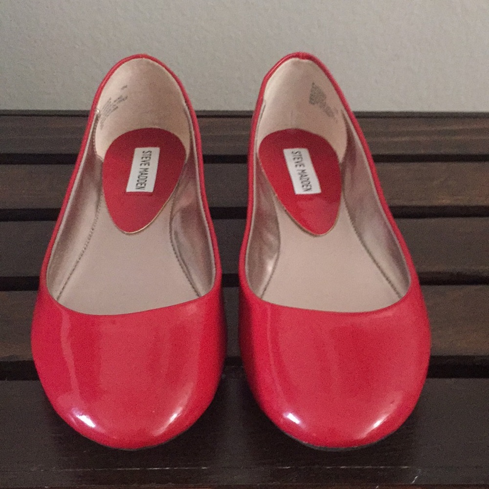 Red Steve Madden flats ✨